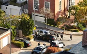 SAN FRANCISCO, CALIFORNIA - OCTOBER 28: In an aerial view, San Francisco police officers and F.B.I. agents gather in front of the home of U.S. Speaker of the House Nancy Pelosi (D-CA) on October 28, 2022 in San Francisco, California. Paul Pelosi, the husband of U.S. Speaker of the house Nancy Pelosi, was violently attacked in their home by an intruder. One arrest has been made. Speaker Pelosi was not at home at the time of the attack.   Justin Sullivan/Getty Images/AFP (Photo by JUSTIN SULLIVAN / GETTY IMAGES NORTH AMERICA / Getty Images via AFP)