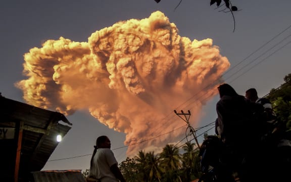 Villagers watch the eruption of Mount Lewotobi Laki-Laki as seen from Talibura village in Sikka, East Nusa Tenggara, on June 17, 2025. A volcano in eastern Indonesia spewed a colossal ash tower into the sky on June 17, authorities said, after they raised its alert level to the highest of a four-tiered system. (Photo by AFP)