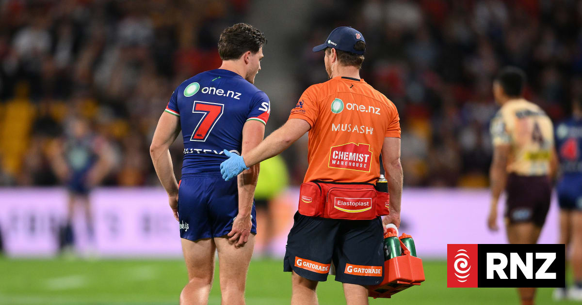 NZ Warriors overwhelm Broncos at Suncorp Stadium, but lose Luke Metcalf to injury