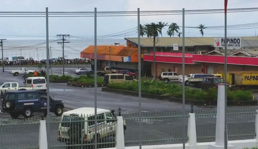 Police cordon off streets in Alotau in response to a suspected hostage situation that turned out to be a false alarm. Monday 01 August 2016