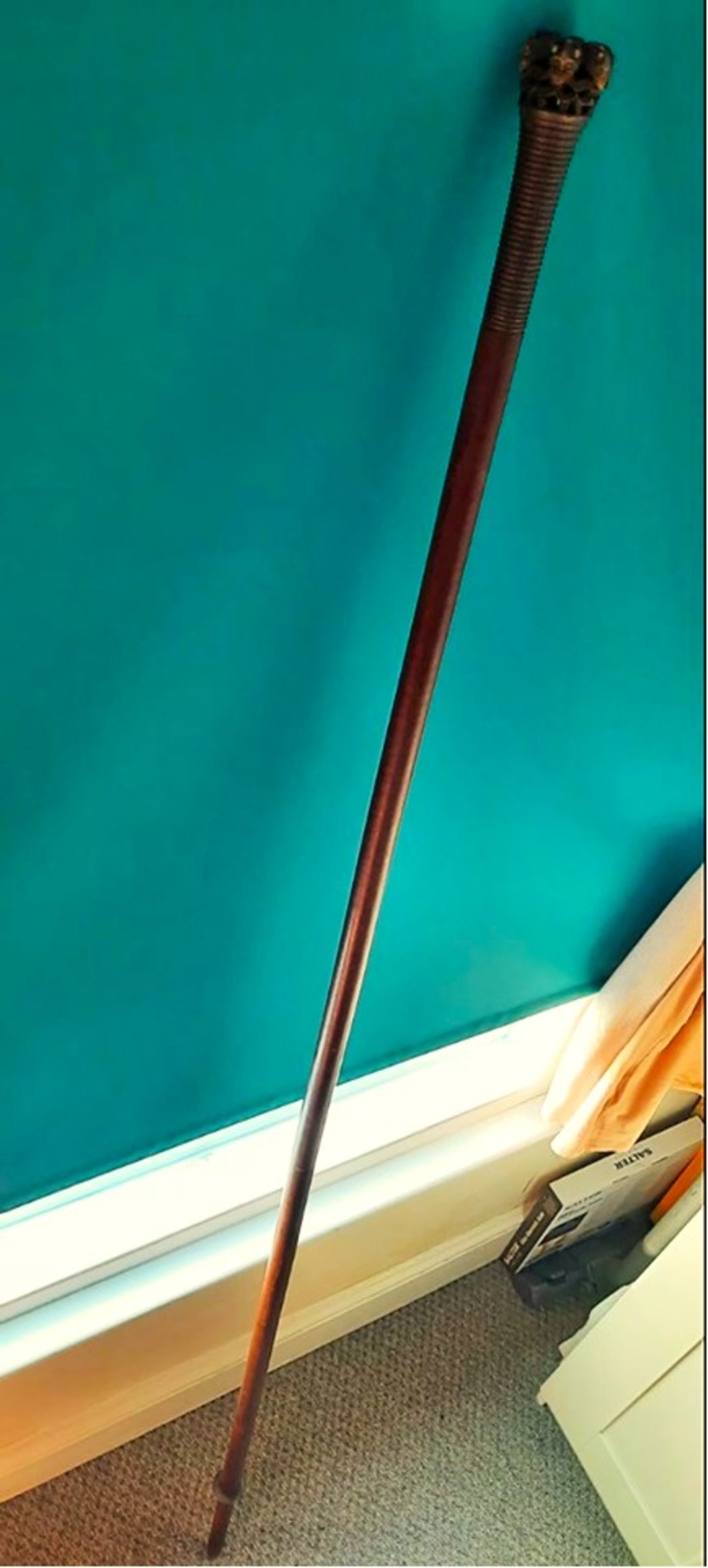 The top of a traditional Tahiti artifact, about two-metres, had been used as an ordinary curtain pole for decades.  The wooden pole was in fact a rare Polynesian chiefly item from the Austral Islands.