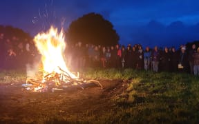 Hundreds gathered in the early hours at Te Kohia pā, where the first shots of the New Zealand Wars were fired on 17 March, 1860.