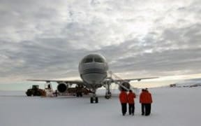 An RNZAF Boeing 757 on the runway in Antarctica.