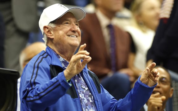 NEW YORK, NEW YORK - SEPTEMBER 07: Neil Sedaka waves to the crowd during the Men’s Singles Quarterfinal match between Andrey Rublev and Frances Tiafoe of the United States on Day Ten of the 2022 US Open at USTA Billie Jean King National Tennis Center on September 07, 2022 in the Flushing neighborhood of the Queens borough of New York City.   Sarah Stier/Getty Images/AFP (Photo by Sarah Stier / GETTY IMAGES NORTH AMERICA / Getty Images via AFP)