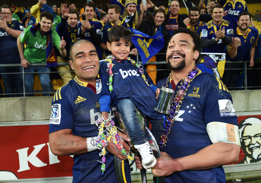 Patrick Osborne and Nasi Manu celebrate the Highlanders 2015 Super Rugby final triumph.