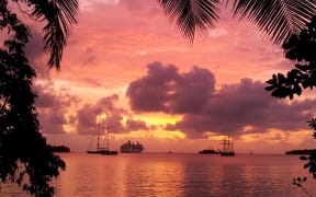 Cruise ship leaves Port Vila
