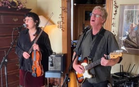 Anita Clark/Motte and Don McGlashan rehearse for a Wairarapa house concert, 2023.