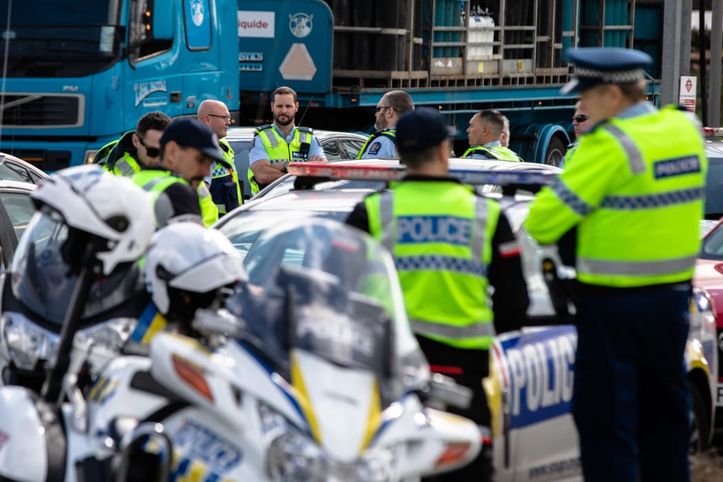 Police gather near the intersection of SH1 and Mill Rd, Bombay, prior to setting up a Covid-19 roadblock.