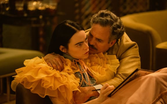 Emma Stone and Mark Ruffalo in POOR THINGS. Photo by Atsushi Nishijima. Courtesy of Searchlight Pictures. © 2023 Searchlight Pictures All Rights Reserved.