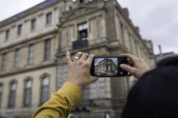 France, Paris, 2025-10-22. Many people come to take photos of the broken display case where the theft took place. On Sunday, 10 October 2025, four criminals stole priceless jewellery while the museum was open. With 10 million visitors, the Louvre is the most visited museum in the world. Photograph by Eric Broncard/Hans Lucas
France, Paris, 2025-10-22. De nombreuses personnes viennent prendre en photo la baie fracturee par ou a eu lieu le vol. Le dimanche 10 octobre 2025, 4 malfaiteurs ont derobe, pendant l’ouverture du musee, des bijoux d’une valeur inestimable. Avec ces 10 millions de visiteurs, le Louvre est le musee le plus visite au monde. Photographie par Eric Broncard/Hans Lucas (Photo by Eric Broncard / Hans Lucas via AFP)