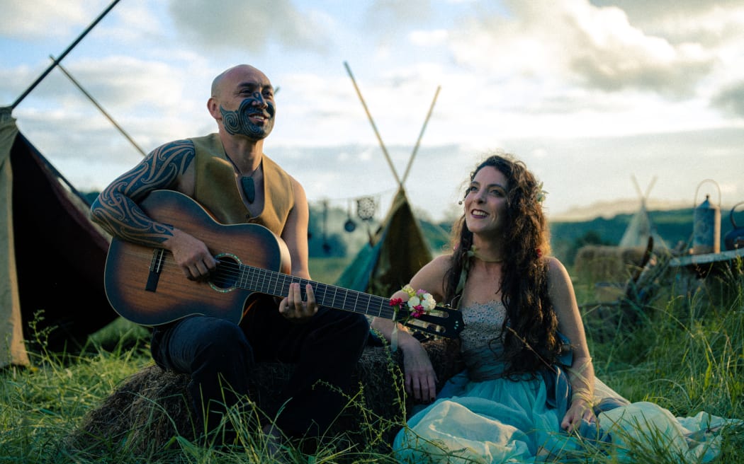 Emily and Charles Looker, Aro