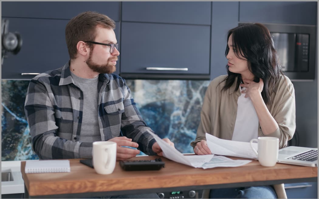 Couple fighting over money