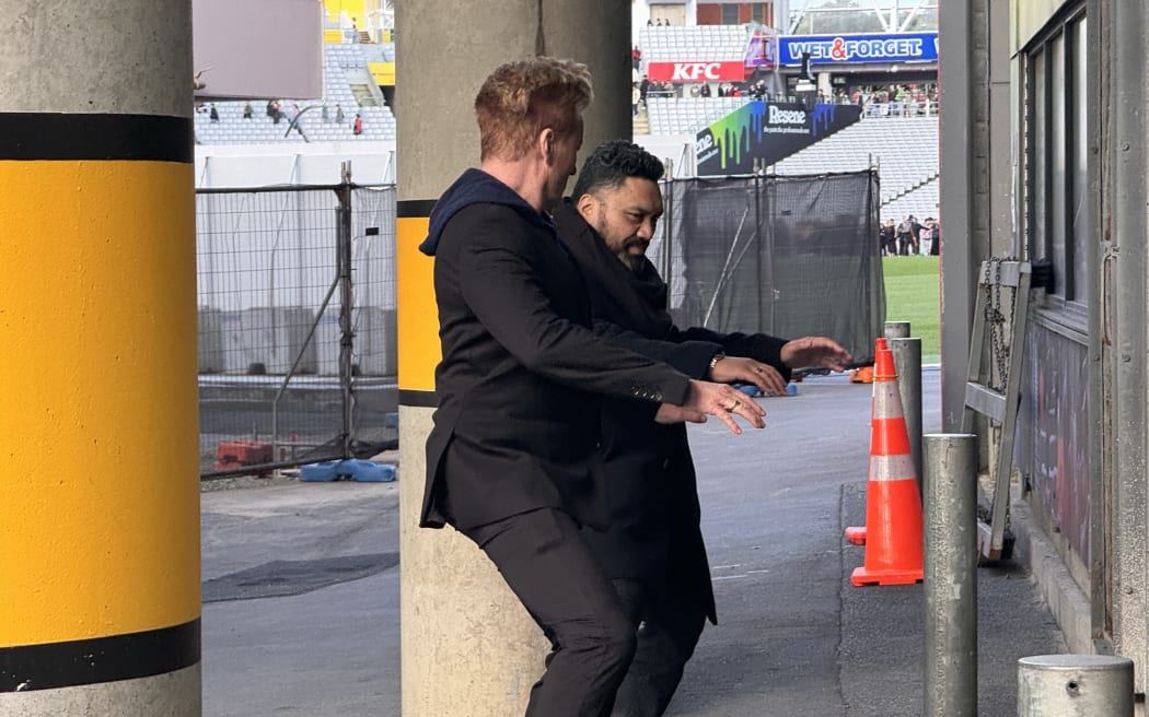 US talk show host Conan O'Brien learns the haka ahead of the world record attempt.