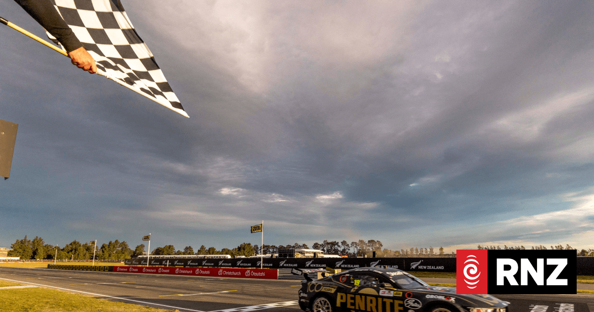 Matt Payne romps to Supercars victory at Ruapuna Raceway | RNZ News