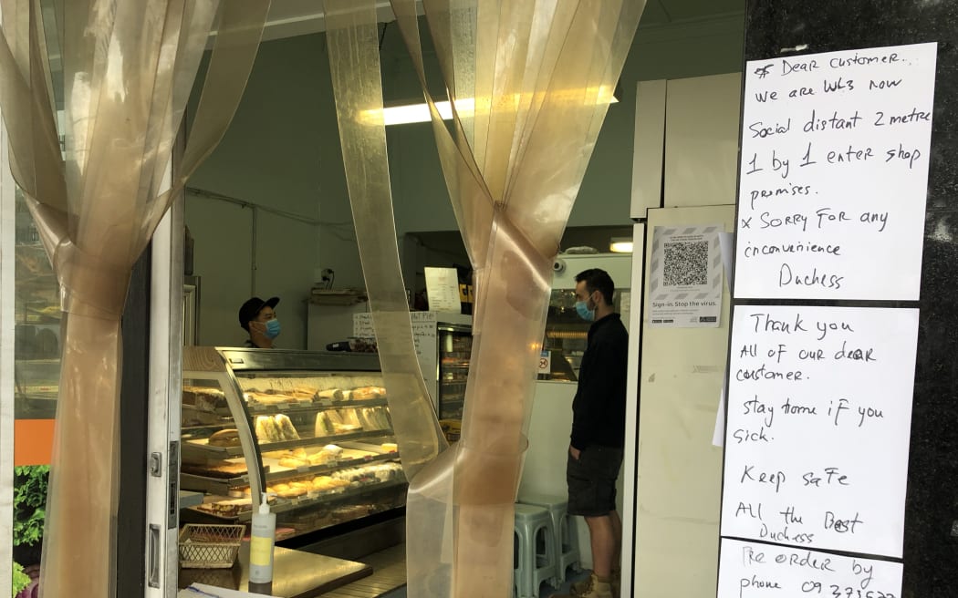 A bakery in Auckland informs customers of the change to level-3 and the need for social distancing.