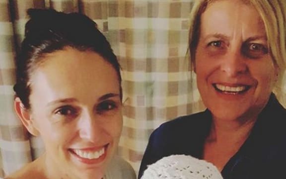 Jacinda Ardern with he rnew baby and her midwife Libby.