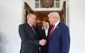This handout photograph taken and released by the Turkish presidential press service shows US President Donald Trump bidding farewell to Turkish President Recep Tayyip Erdogan following a meeting in the Oval Office at the White House on September 25, 2025 in Washington, DC. Trump has signaled that the US might lift a ban on F-35 sales to Turkey during Erdogan's first visit to the White House since 2019. (Photo by HANDOUT / TURKISH PRESIDENTIAL PRESS SERVICE / AFP) / RESTRICTED TO EDITORIAL USE - MANDATORY CREDIT "AFP PHOTO / TURKISH PRESIDENTIAL PRESS SERVICE / HANDOUT /  " - NO MARKETING NO ADVERTISING CAMPAIGNS - DISTRIBUTED AS A SERVICE TO CLIENTS