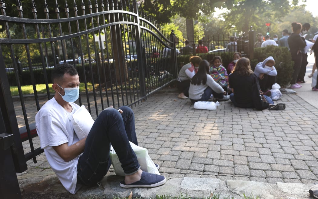 WASHINGTON, DC - SEPTEMBER 15: Migrants from Central and South America wait near the residence of US Vice President Kamala Harris after being dropped off on September 15, 2022 in Washington, DC. Texas Governor Greg Abbott dispatched buses carrying migrants from the southern border to Harris' home early Thursday morning.   Kevin Dietsch/Getty Images/AFP (Photo by Kevin Dietsch / GETTY IMAGES NORTH AMERICA / Getty Images via AFP)