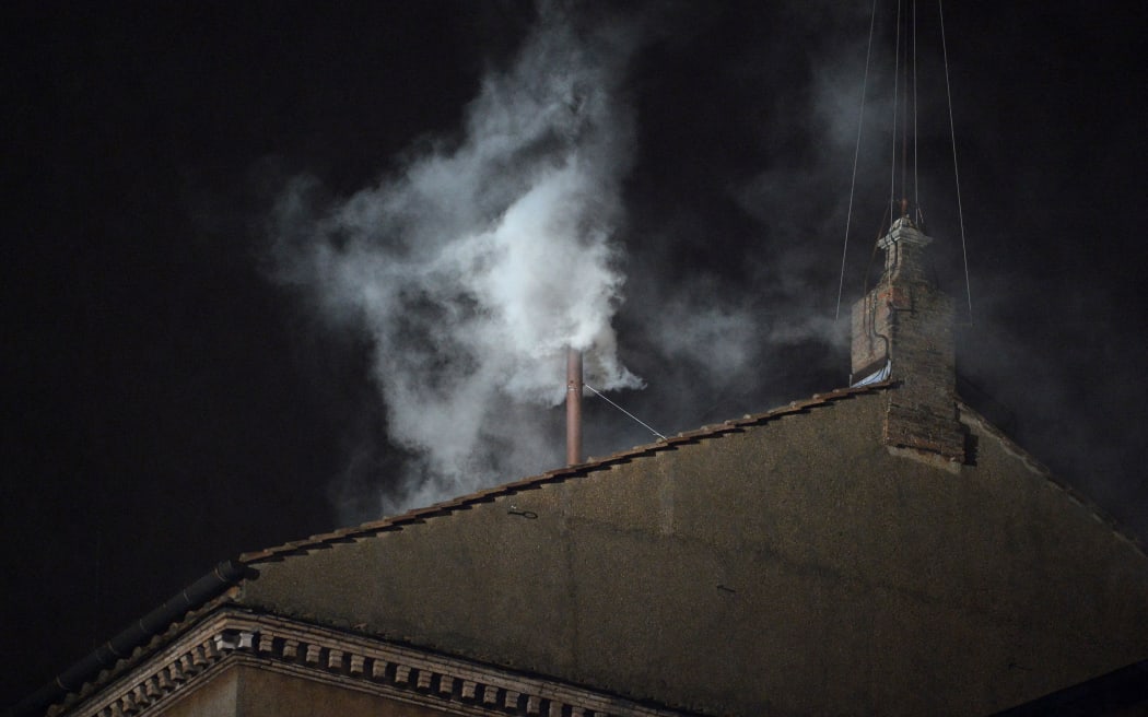 White smoke rises from the chimney on the roof of the Sistine Chapel meaning that cardinals elected a new pope on the second day of their secret conclave on March 13, 2013 at the Vatican.     AFP PHOTO / ALBERTO PIZZOLI (Photo by ALBERTO PIZZOLI / AFP)