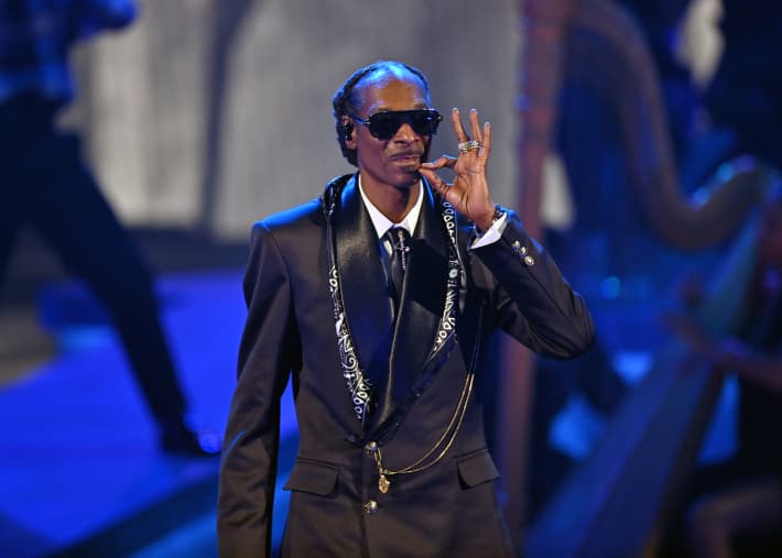 LOS ANGELES, CALIFORNIA - JUNE 09: Snoop Dogg performs onstage during the 2025 BET Awards at Peacock Theater on June 09, 2025 in Los Angeles, California.   Paras Griffin/Getty Images for BET/AFP (Photo by Paras Griffin / GETTY IMAGES NORTH AMERICA / Getty Images via AFP)