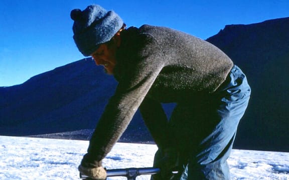 Simon drills the lake surface with the Cipre drill