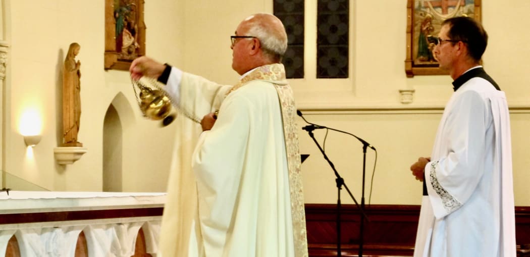 Pa Tipene censes the altar