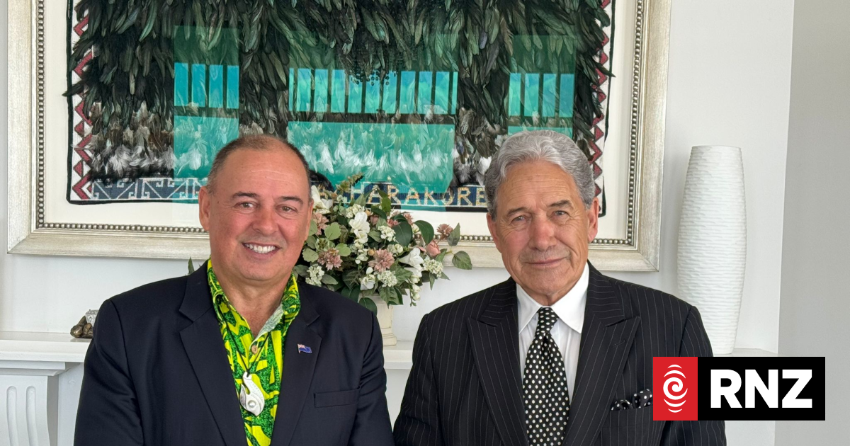Winston Peters meets Cook Island PM 'informally', but no dea