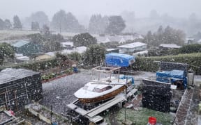 Snow has started settling in Dunedin's hill suburbs, with thick flurries powered by strong winds.