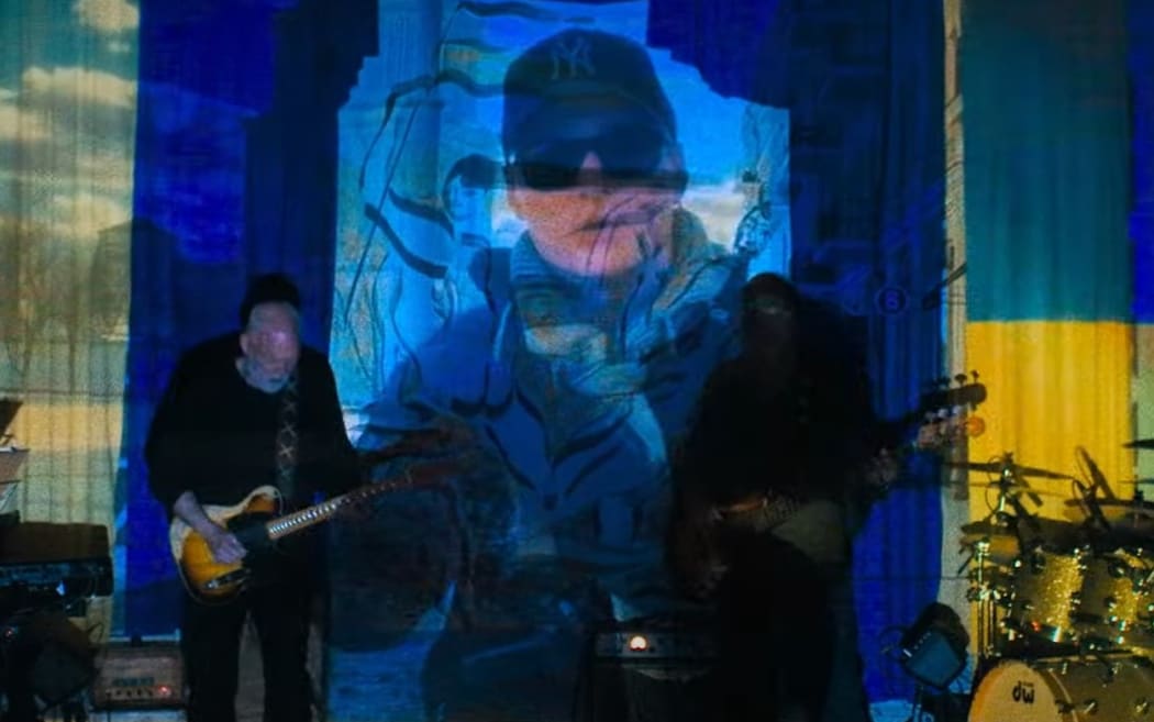 Pink Floyd - Hey Hey Rise Up (feat. Ukrainian singer Andriy Khlyvnyuk of Boombox)