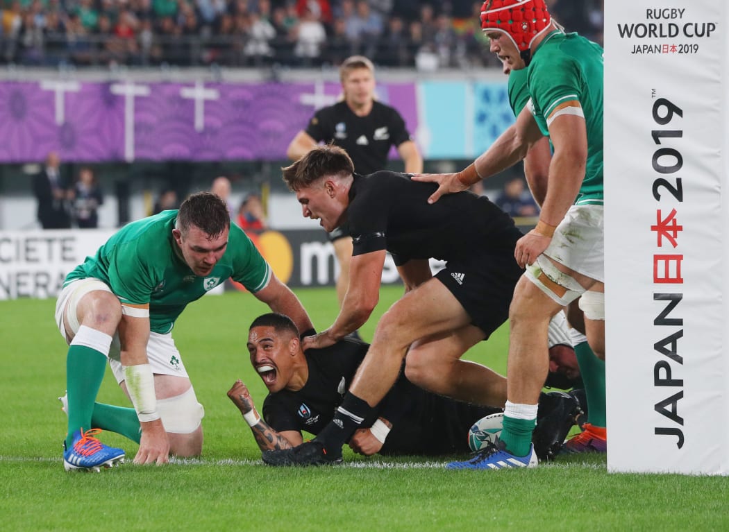 Aaron Smith of New Zealand scores a try in the first half of the 2019 Rugby World Cup Japan Quarter-Finals match against Ireland at Tokyo Stadium in Chofu City, Tokyo on October 19, 2019.    ( The Yomiuri Shimbun )