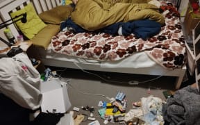 Sun's house is being burgled.