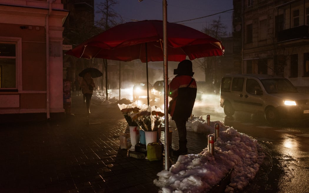 KYIV, UKRAINE - November 24: Kyiv surviving power and water outages. After yesterday attack 70% of people in Kyiv have no electrical power at home. Water is restored in the left back and some areas of right bank. A woman sells flowers next to Zoloti Vorota square. Kyiv, on November 24, 2022. Andre Luis Alves / Anadolu Agency (Photo by Andre Luis Alves / ANADOLU AGENCY / Anadolu Agency via AFP)