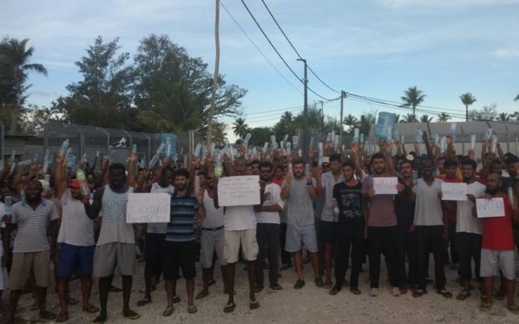 Refugees call for water during the 107th daily protest, 15-11-17