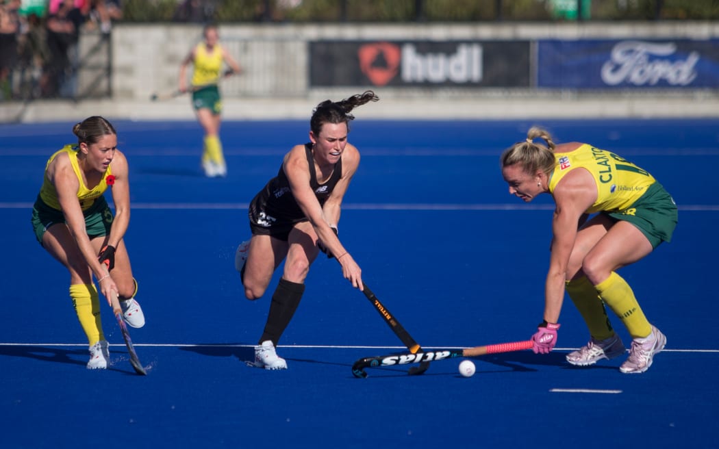 Kelsey Smith of Blacksticks Women with Jane Claxton of Austalia in defence.