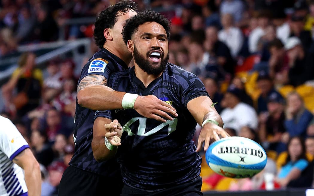 Hurricanes Fehi Fineanganofo celebrates.