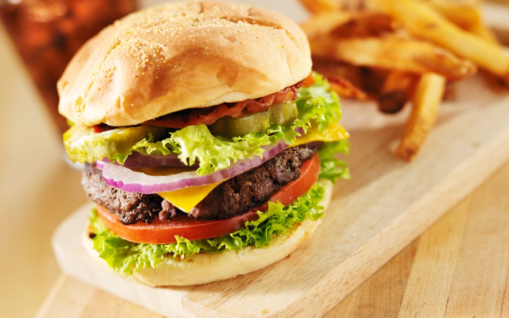 bacon cheeseburger with lettuce and tomato