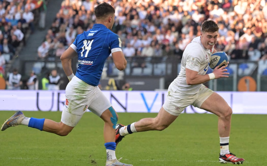 England's fullback Freddie Steward (R) runs with the ball past Italy's wing Lorenzo Pani during the Six Nations rugby union tournament match between Italy and England at the Stadio Olimpico in Rome, on February 3, 2024. (Photo by Andreas SOLARO / AFP)