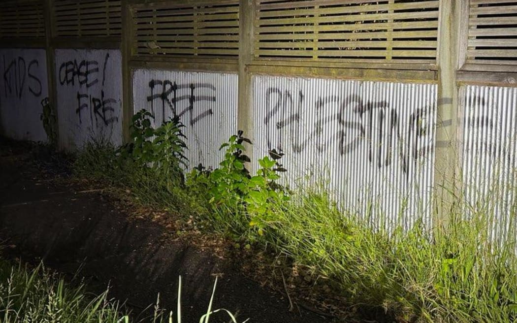 Graffiti stating 'free Gaza' and 'save the kids' on Auckland's Beth Shalom Progressive Synagogue.