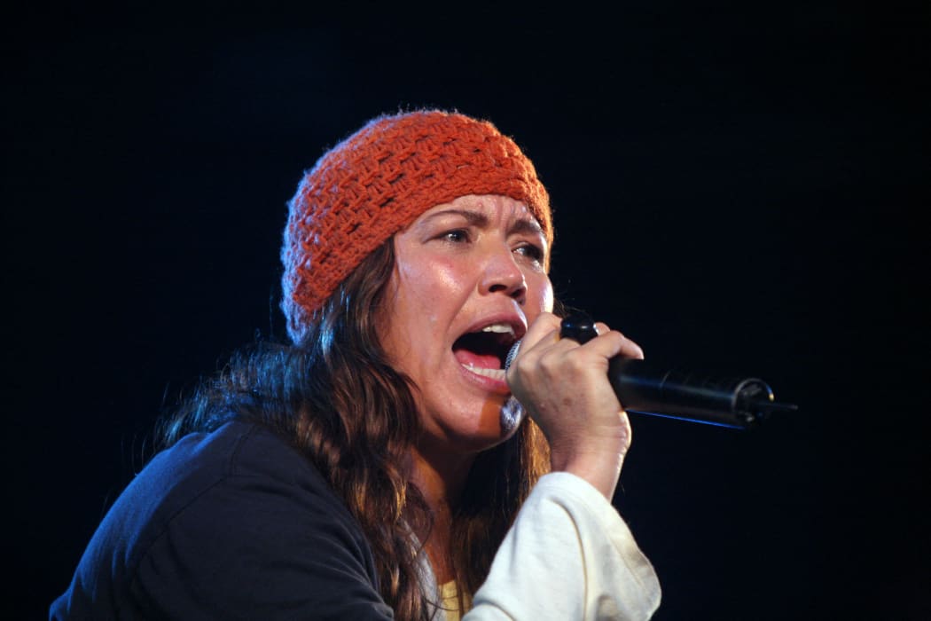 Toni Childs of the US performs during the Bluefest at Byron Bay on April 13, 2009. The five-day event attracted 85,000 fans from 25 countries.  AFP PHOTO/David Hancock      GETTY OUT (Photo by DAVID HANCOCK / AFP)