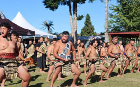 Ngāti Hāua rangatahi lead the haka pōwhiri for the Crown.