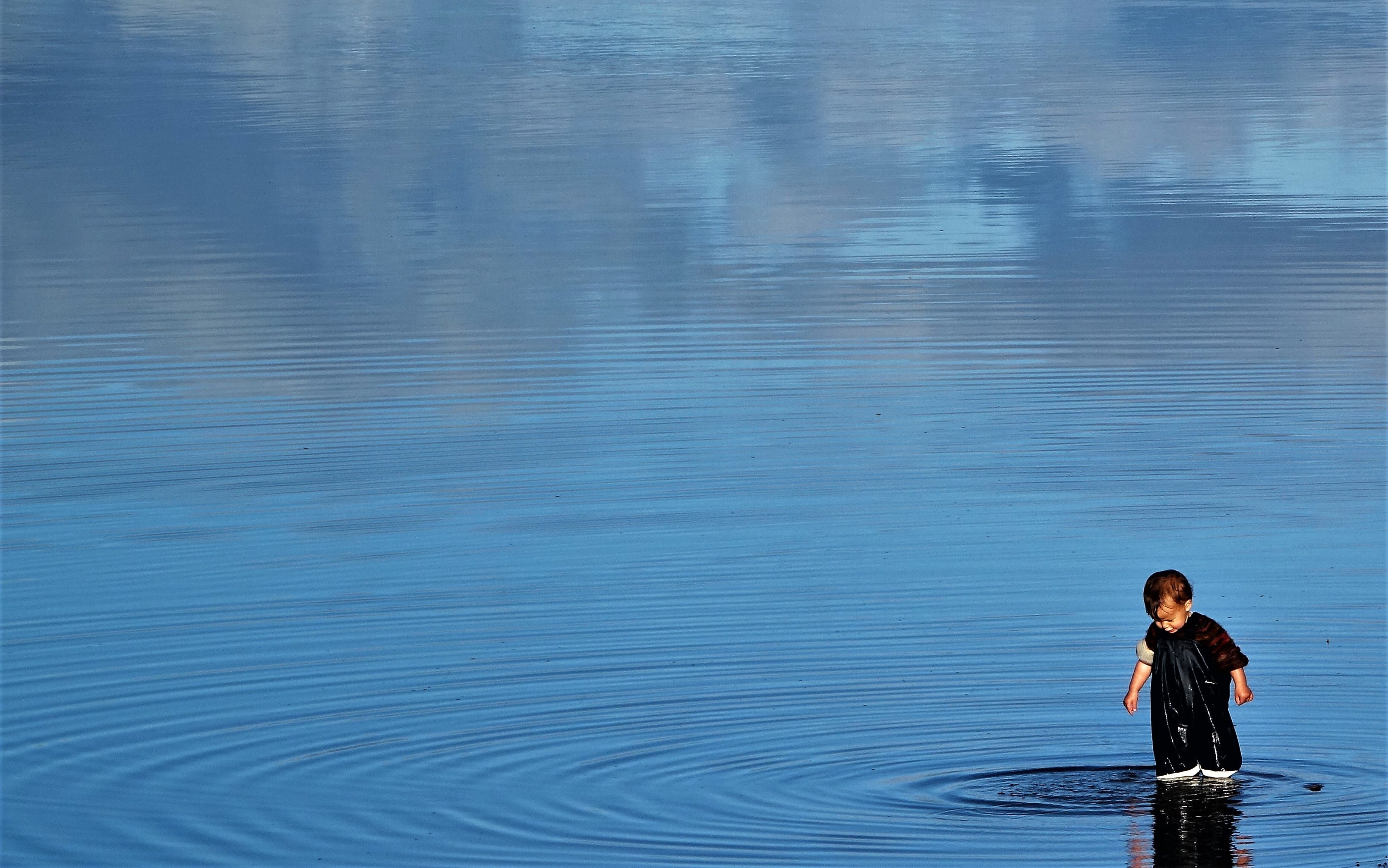 Child playing in rising tide at Motueka Estuary.