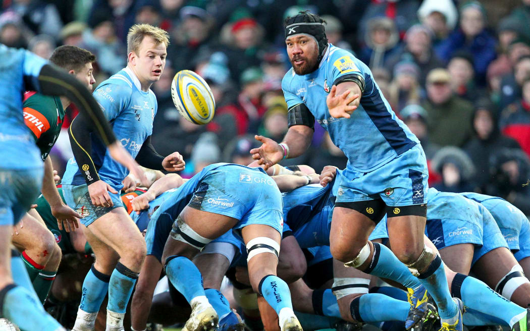 6th January 2018, Welford Road Stadium, Leicester, England; Aviva Premiership rugby, Leicester Tigers versus London Irish; No 8 Ofisa Treviranus  spins the ball out to the back-line for London Irish