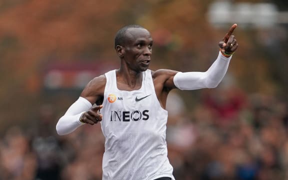 Eliud Kipchoge runs the fastest ever maraton 2019.