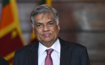 Sri Lanka’s Prime Minister Ranil Wickremesinghe (R) shakes hands with Malaysian Deputy Prime Minister Ahmed Zahid Hamidi.