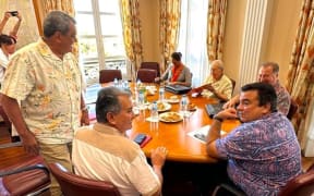 French Polynesia’s pro-France parties leaders (Edouard Fritch left, standing) are holding back-to-back meetings in an attempt to form a united front – Photo Polynésie la 1ère