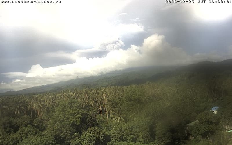 Vanuatu authorities confirm minor eruption at Ambae volcano | RNZ