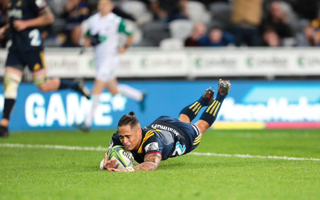 Aaron Smith crosses for a try to seal the game during the Highlanders v Stormers.