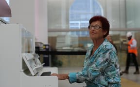 Lorraine playing the piano in Britomart train station