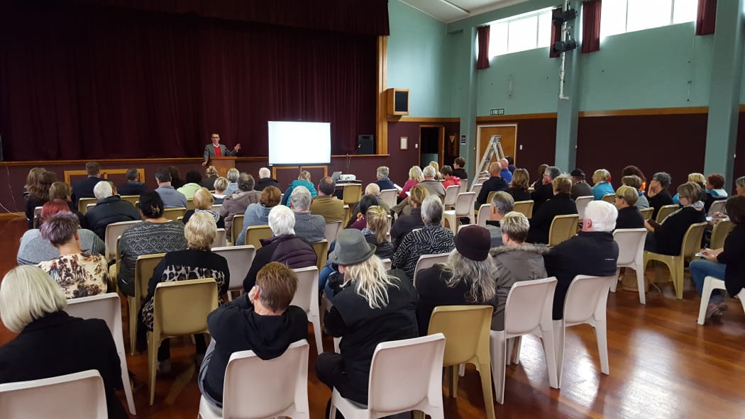 Quake-hit Kaikōura residents get advice at a meeting organised by Christchurch-based claimants rights group EQC Fix on 23 Marc 2017.