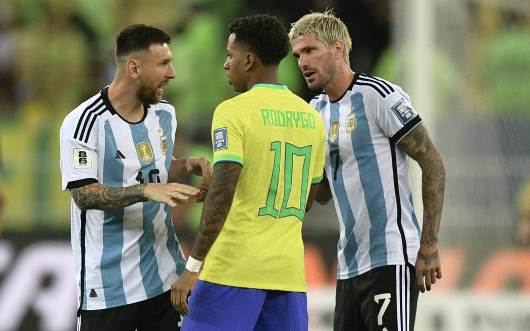 Argentina's forward Lionel Messi (L) and midfielder Rodrigo De Paul (R) argue with Brazil's forward Rodrygo during the 2026 FIFA World Cup South American qualification football match between Brazil and Argentina at Maracana Stadium in Rio de Janeiro, Brazil, on November 21, 2023. (Photo by CARL DE SOUZA / AFP)